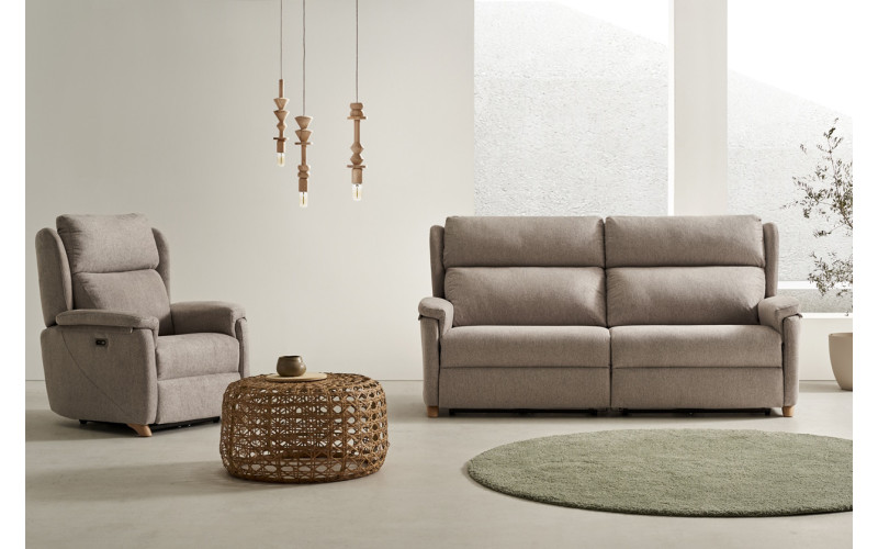 Sofá clásico con asientos relax eléctricos modelo Diverso de Reyes Ordoñez