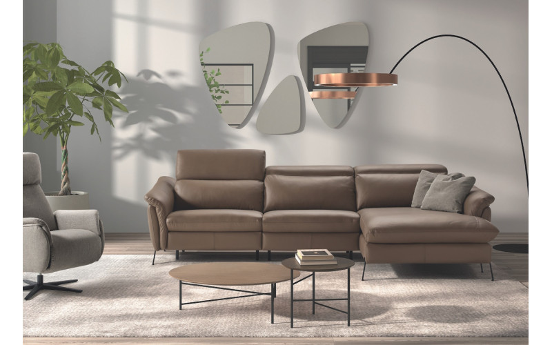 Sofá con chasielongue moderno modelo Tessa con asientos de relax eléctricos con diseño minimalista de Pedro Ortiz