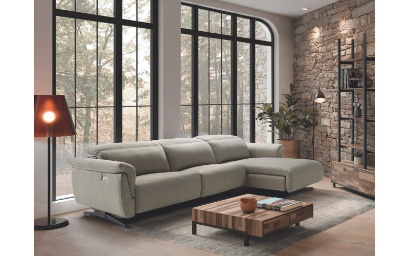 Sofá con chasielongue moderno modelo Ingrid con asientos de relax eléctricos con diseño minimalista de Pedro Ortiz