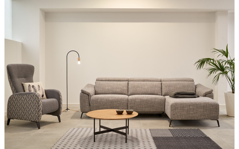 Sofá chaiselongue con diseño moderno modelo Tucán con asientos de relax eléctricos de Reyes Ordoñez