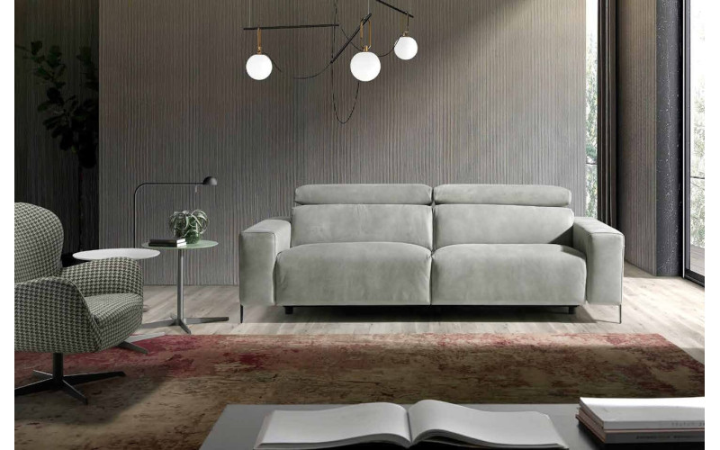 Sofá moderno con asientos relax eléctricos modelo Riviera con pata alta de Eneas by Xirivella