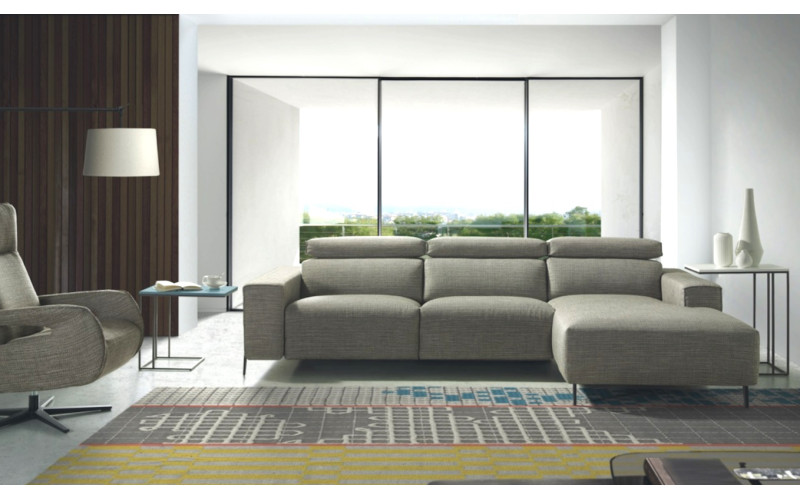 Sofá chaiselongue moderno modelo Rivera con diseño minimalista con asientos de relax eléctricos de Eneas by Xirivella