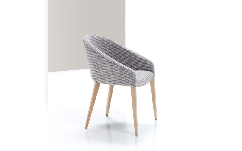 Sillón de comedor con diseño moderno modelo Gaudí de Modesto Navarro